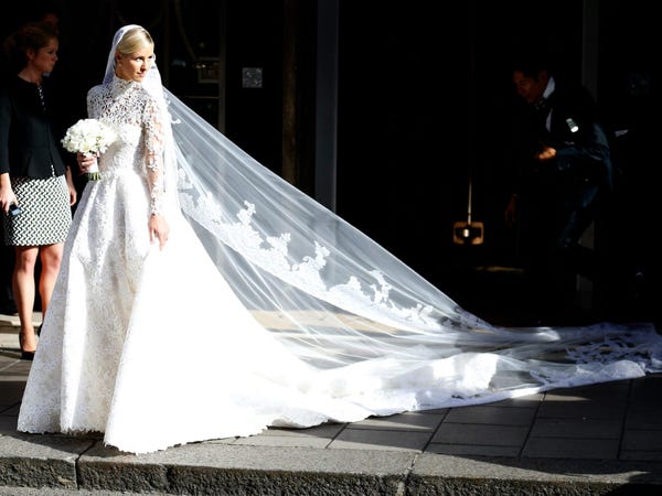 Những chiếc váy cưới đẹp nhất 2021: Con gái Bill Gates, 'nữ hoàng tiệc tùng' Paris Hilton góp mặt - Ảnh 9