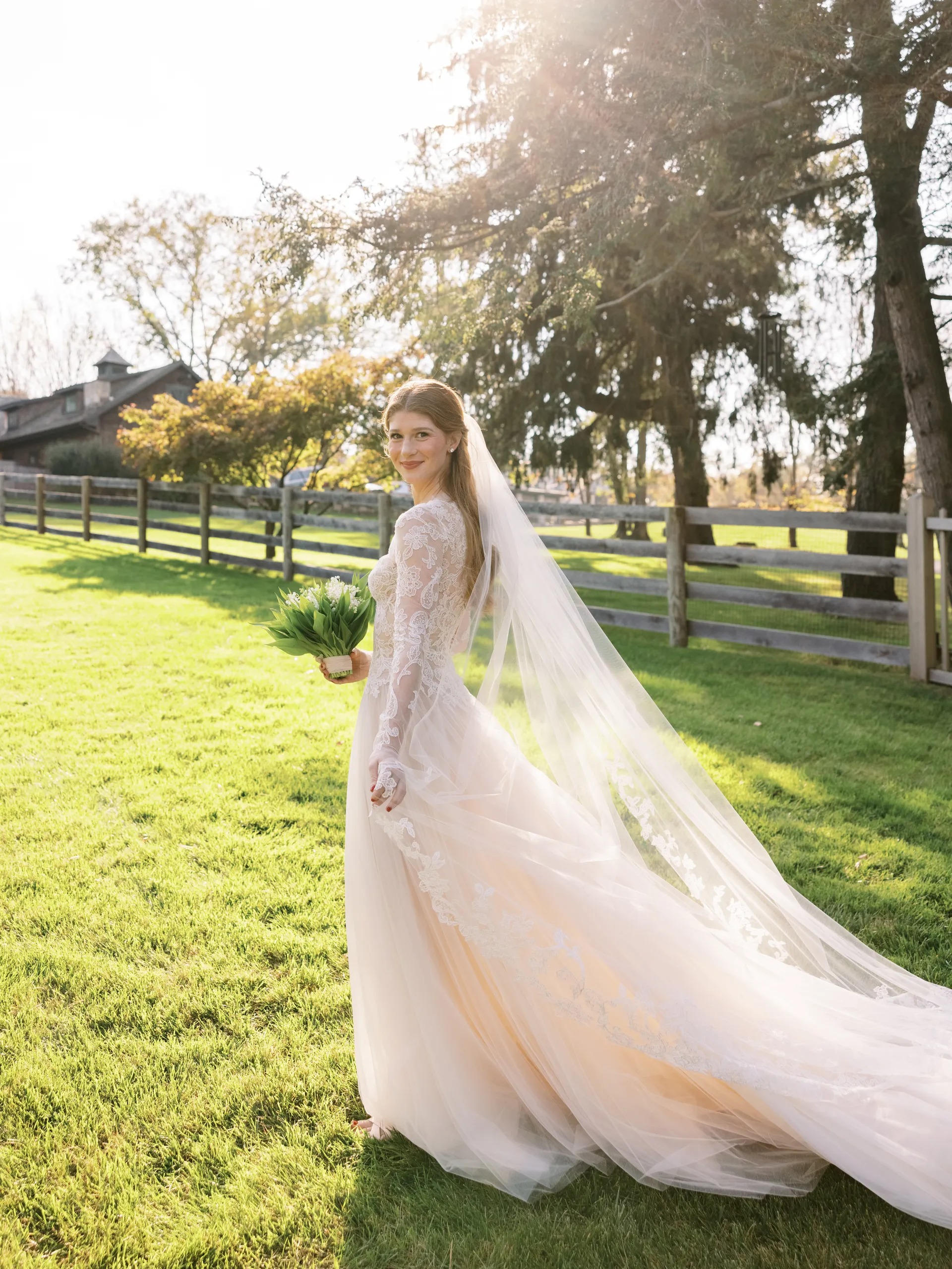 Những chiếc váy cưới đẹp nhất 2021: Con gái Bill Gates, 'nữ hoàng tiệc tùng' Paris Hilton góp mặt - Ảnh 7