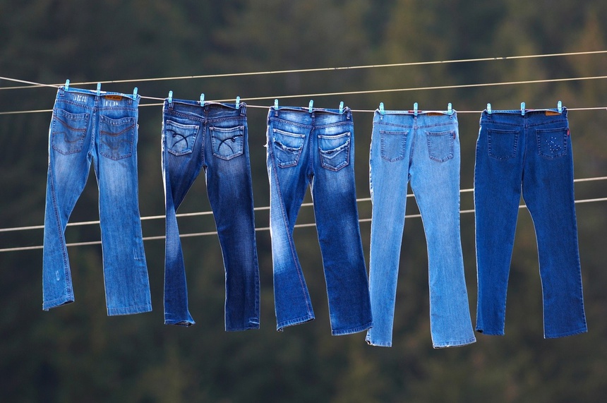 Bạn nên lựa chọn những chiếc quần jeans có thiết kế tối giản, ít chi tiết trang trí để có thể mặc lâu nhất có thể. Ngoài ra những chiếc quần jeans có thiết kế cơ bản cũng dễ dàng phối đồ hơn.