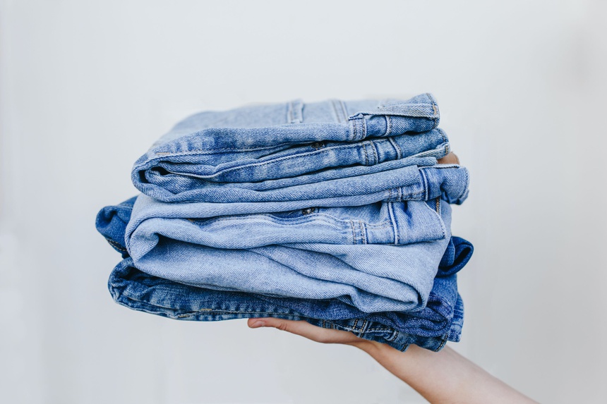 Để quần jeans bền hơn với thời gian, bạn không nên thường xuyên giặt quần. Hóa chất giặt tẩy và hoạt động quay trong lồng giặt sẽ khiến cho quần bị sờn và cũ nhanh hơn.