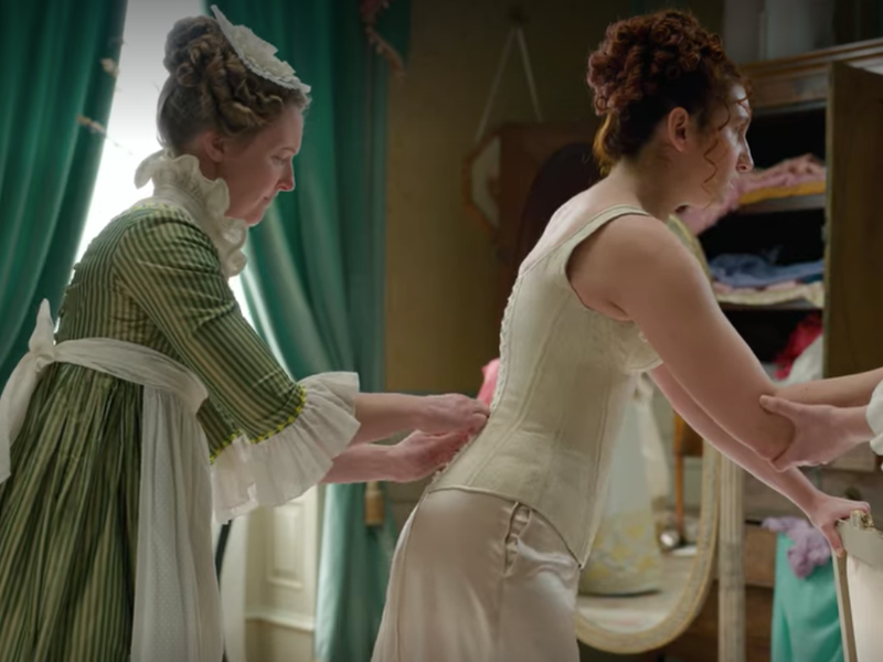 Bridgerton là bộ phim mang xu hướng corset quay trở lại làng mốt. Trước đây, corset là trang phục thường được phụ nữ diện bên trong như áo lót giúp định hình vóc dáng và tôn lên vòng 2 thon thả. Tuy nhiên, trang phục này từng bị lên án vì khiến cho cơ thể nhiều người bị biến dạng.