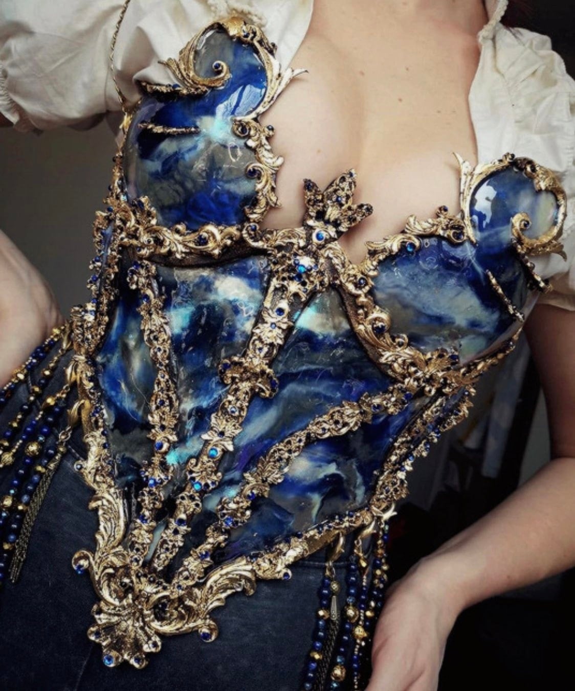 Dù vậy, đây vẫn là một món đồ thời trang xứng đáng để bạn đầu tư nếu bạn đam mê thời trang cổ điển, thích corset lại còn yêu gốm sứ!