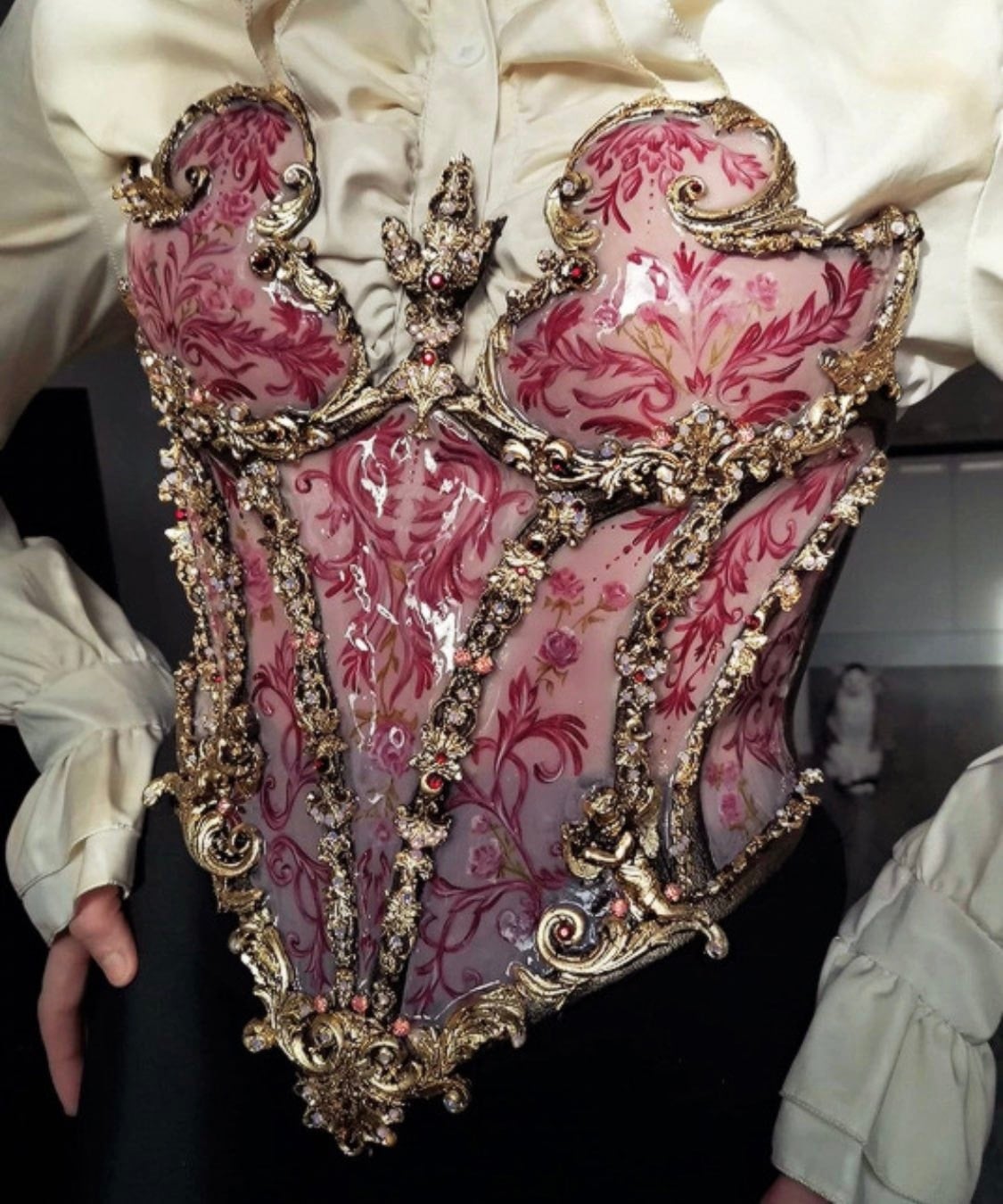 NTK Joyce Spakman đã tạo ra những chiếc corset bằng gốm đầy tinh xảo và không thua gì những thiết kế được làm bằng vải. Thậm chí chúng còn có phần lung linh hơn vì áp dụng những kỹ thuật của việc làm gốm