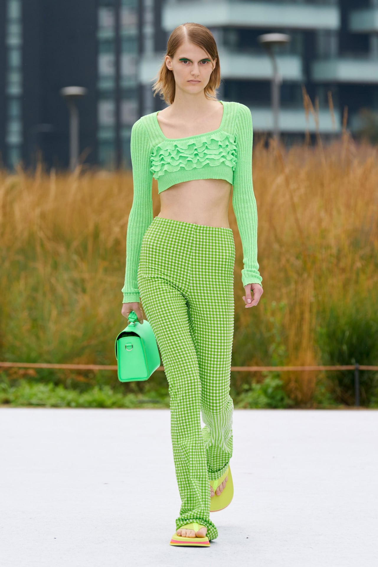 Sắc xanh Lime Green bành trướng các sàn diễn thời trang cuối năm 2021 và được dự đoán sẽ tiếp tục được ưa chuộng năm 2022.