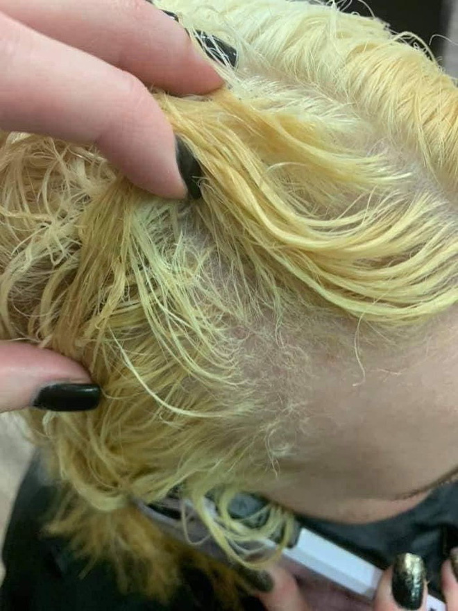 Tự tẩy tóc tại nhà là một thảm họa. Bởi, để tẩy được tóc an toàn, thợ làm tóc cần học về chất tóc, liều lượng sử dụng của hóa chất và kỹ thuật bôi để hạn chế tối đa tiếp xúc da đầu. Chắc chắn những điều này bạn không thể làm ở nhà.