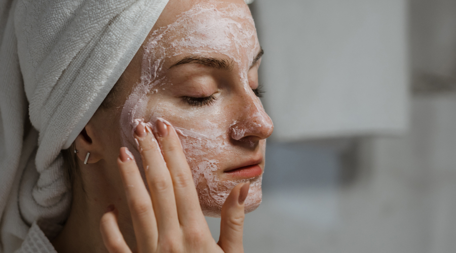 Đừng quên rửa mặt 2 lần/ngày để làm sạch da tối đa. Khi da sạch, những dưỡng chất mới có thể thấm sâu vào bên trong.