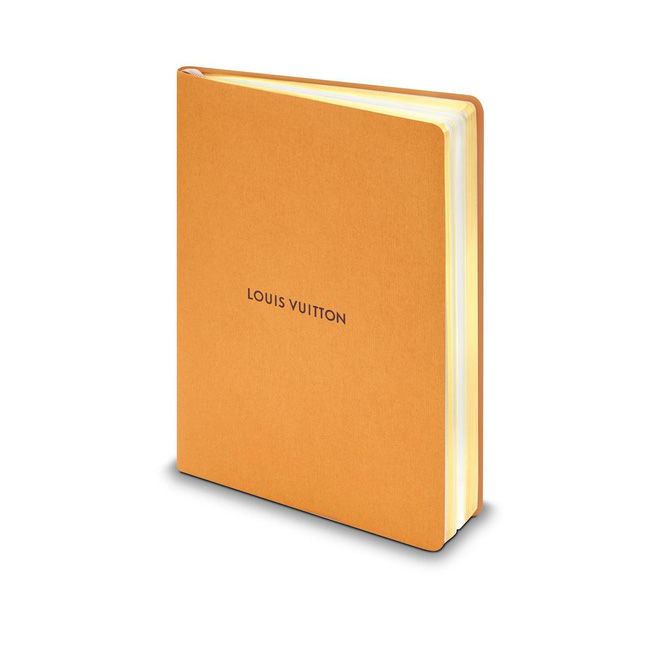 Đối với những người yêu viết lách thì đừng bỏ qua cuốn sổ tay giá 1.400.000 đồng của Louis Vuitton. Mỗi nét chữ đều xứng đáng từng đồng tiền