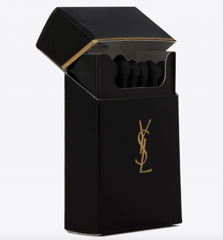 Chiếc hộp diêm này của YSL có giá 320.000 đồng. Chắc chắn là chỉ để ngắm chứ không để quẹt.