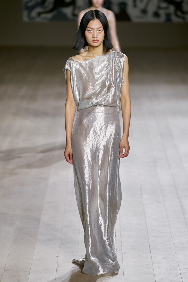 Những thiết kế đầm dạ hội tối giản và có phom dáng quen thuộc giống như những BST thông thường của Dior.