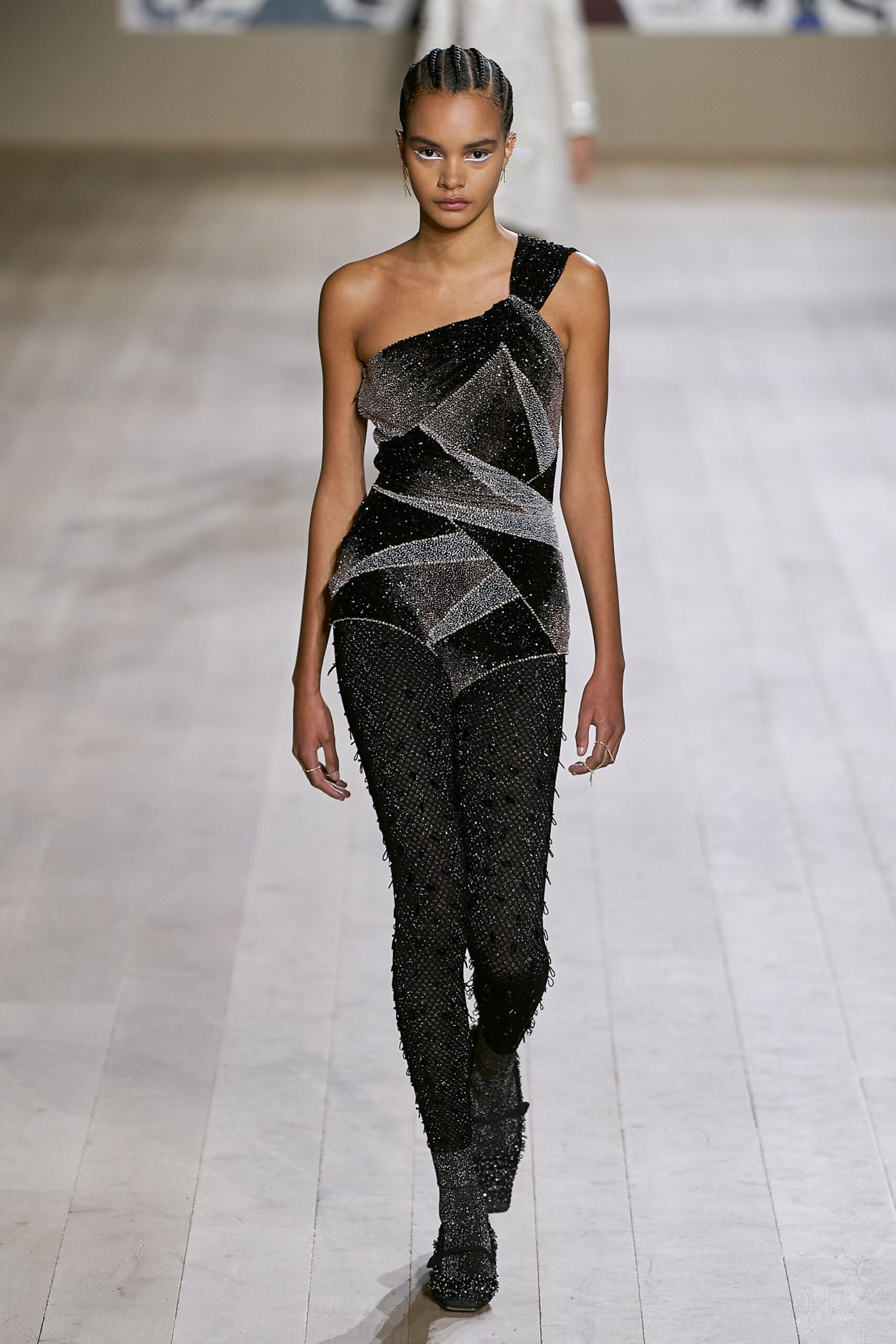 Christian Dior Haute Couture Xuân – Hè 2022: Tối giản là đích đến của sự cao cấp - Ảnh 12