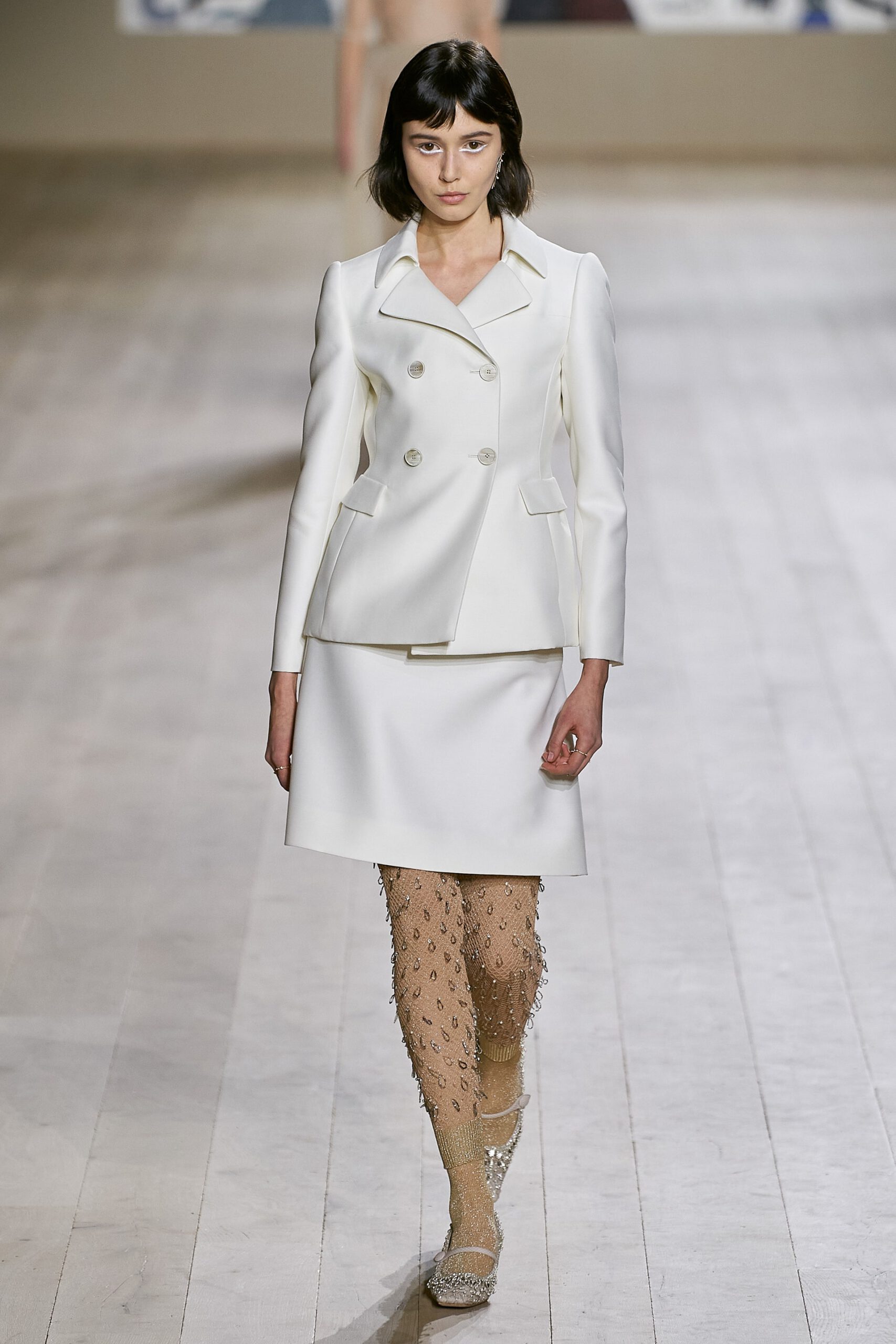 Christian Dior Haute Couture Xuân – Hè 2022: Tối giản là đích đến của sự cao cấp - Ảnh 4