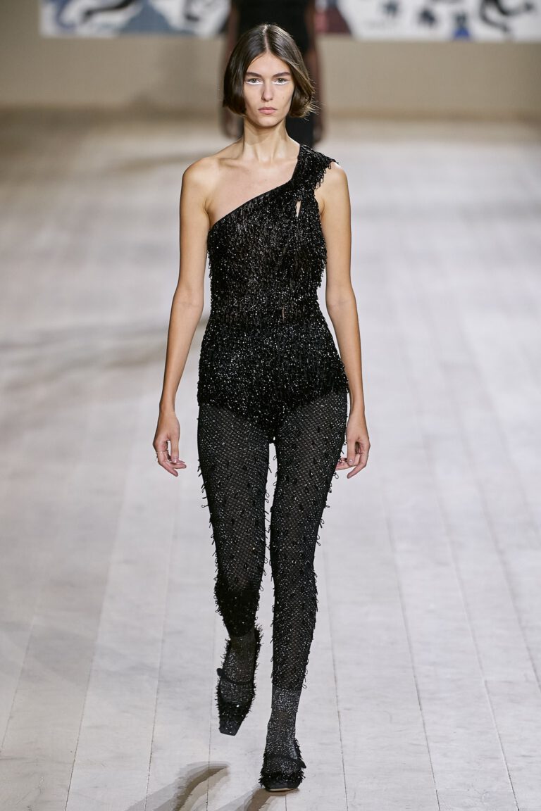 Christian Dior Haute Couture Xuân – Hè 2022: Tối giản là đích đến của sự cao cấp - Ảnh 11