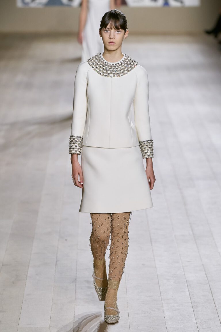 BST Haute Couture 2022 có phom dáng đơn giản với những gam màu trung tính như trắng, đen, xám
