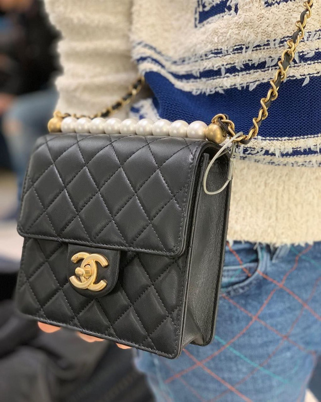 Ngoài ra, Chanel còn dùng ngọc trai để trang trí lên túi xách hoặc những món phụ kiện khác.
