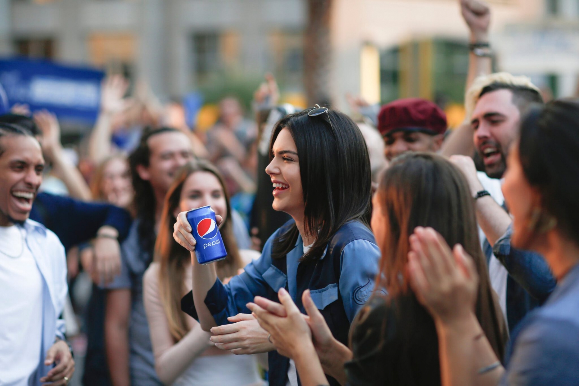 Kendall Jenner bị chỉ trích vì quá lố trong quảng cáo Pepsi