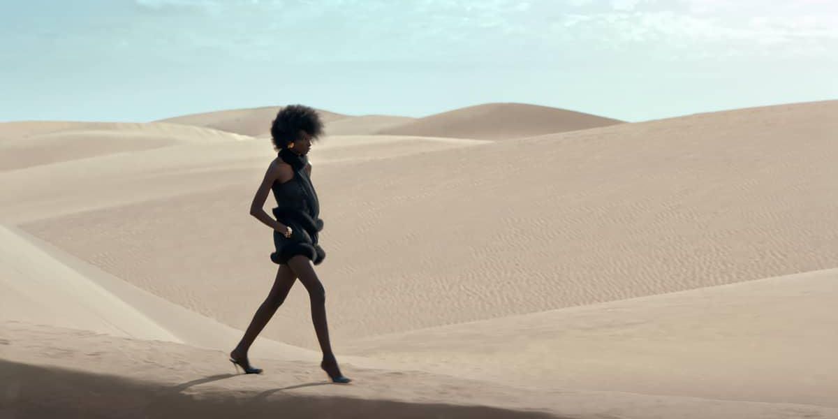 Những sàn diễn thời trang đẹp nhất thế giới: Vạn Lý Trường Thành góp mặt 