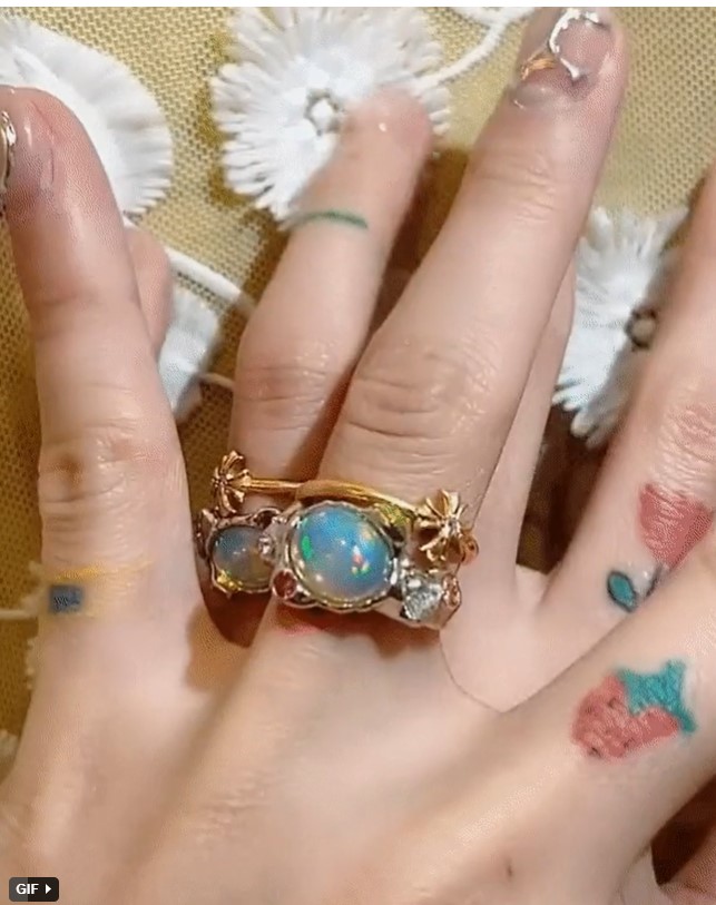 Hyuna và Dawn sẽ chính thức về chung một nhà sau 6 năm kết hôn. Cặp đôi trao cho nhau một cặp nhẫn cưới được làm bằng đá Opal Brazil.