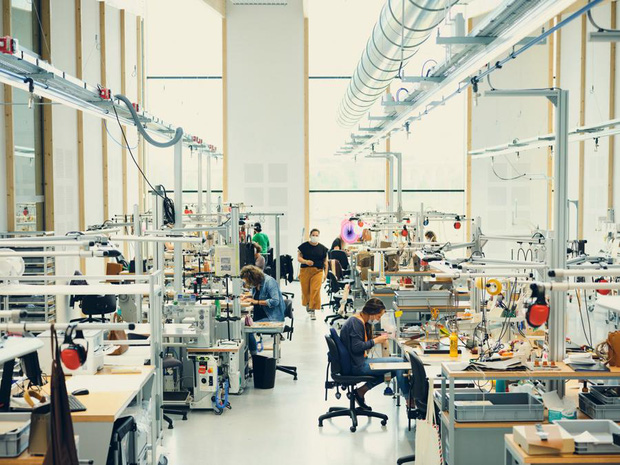 Hermès đã quyết định mở thêm 2 nhà máy để tăng thêm năng suất sản xuất. Từ đó, hãng có thể rút ngắn thời gian chờ đợi của khách hàng để sở hữu nhiều thiết kế hiếm.