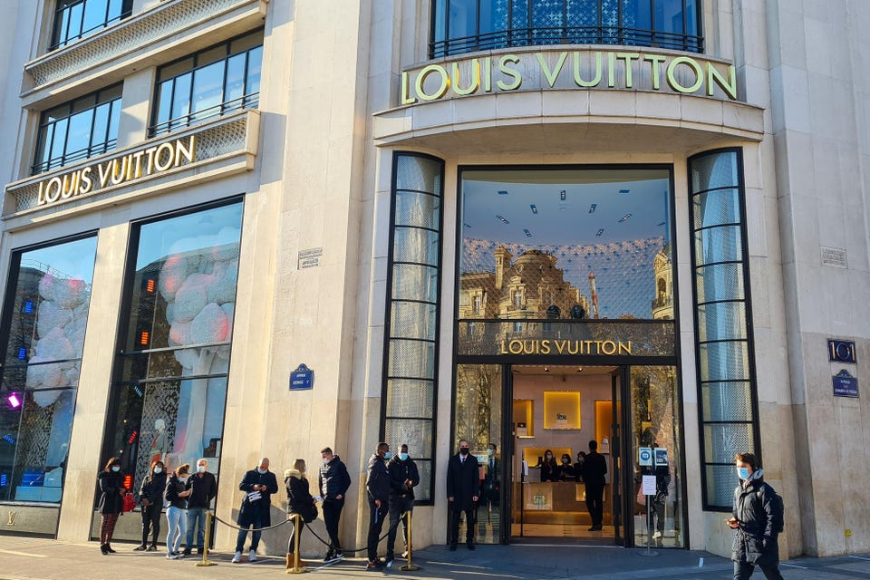 Louis Vuitton tăng giá lần đầu tiên trong năm 2022. Thương hiệu Pháp cho biết lý do của việc tăng giá này là Covid-19 đã làm chuỗi cung ứng bị gián đoạn, nhân công và chi phí vận chuyển tăng lên đột biến.
