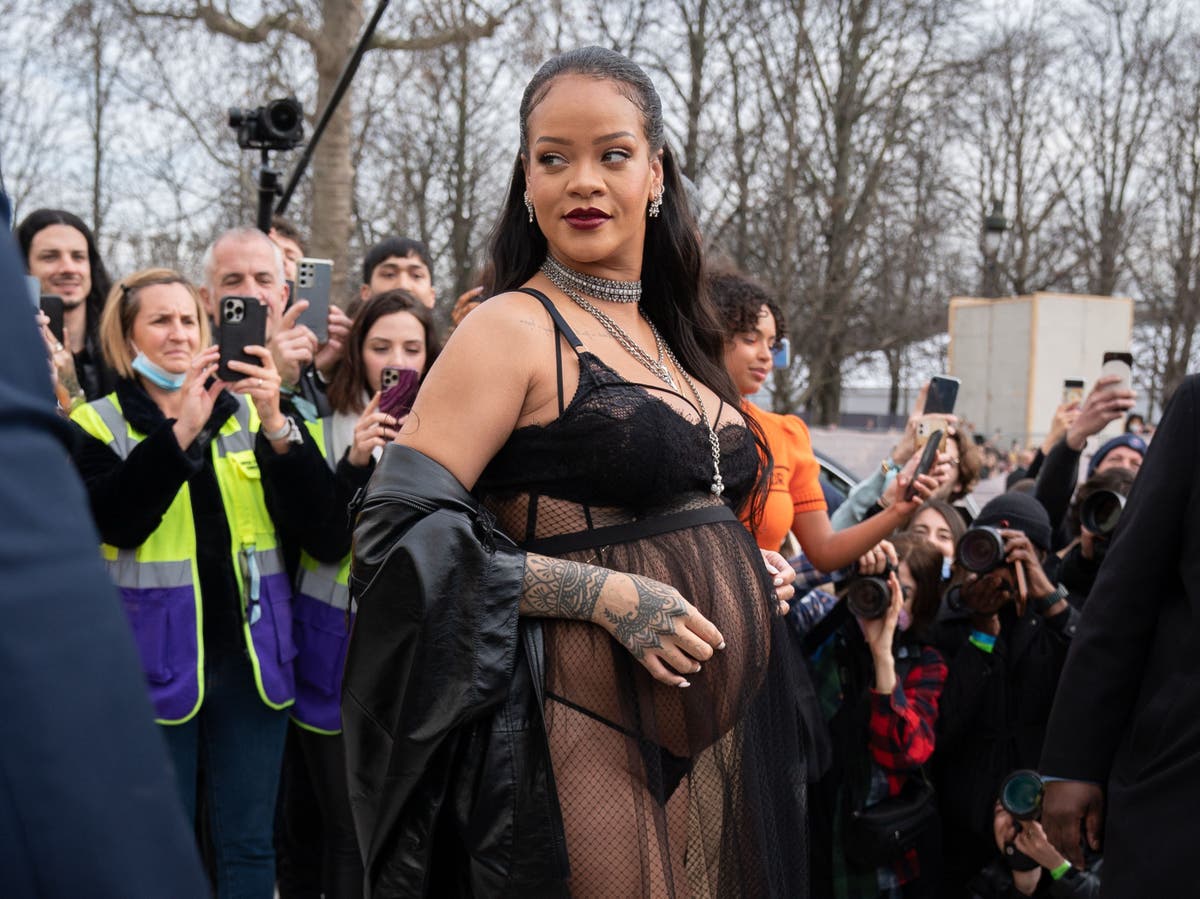 Rihanna đi trễ show Dior, để các đại sứ và chủ tịch tập đoàn LVMH chờ dài cả cổ