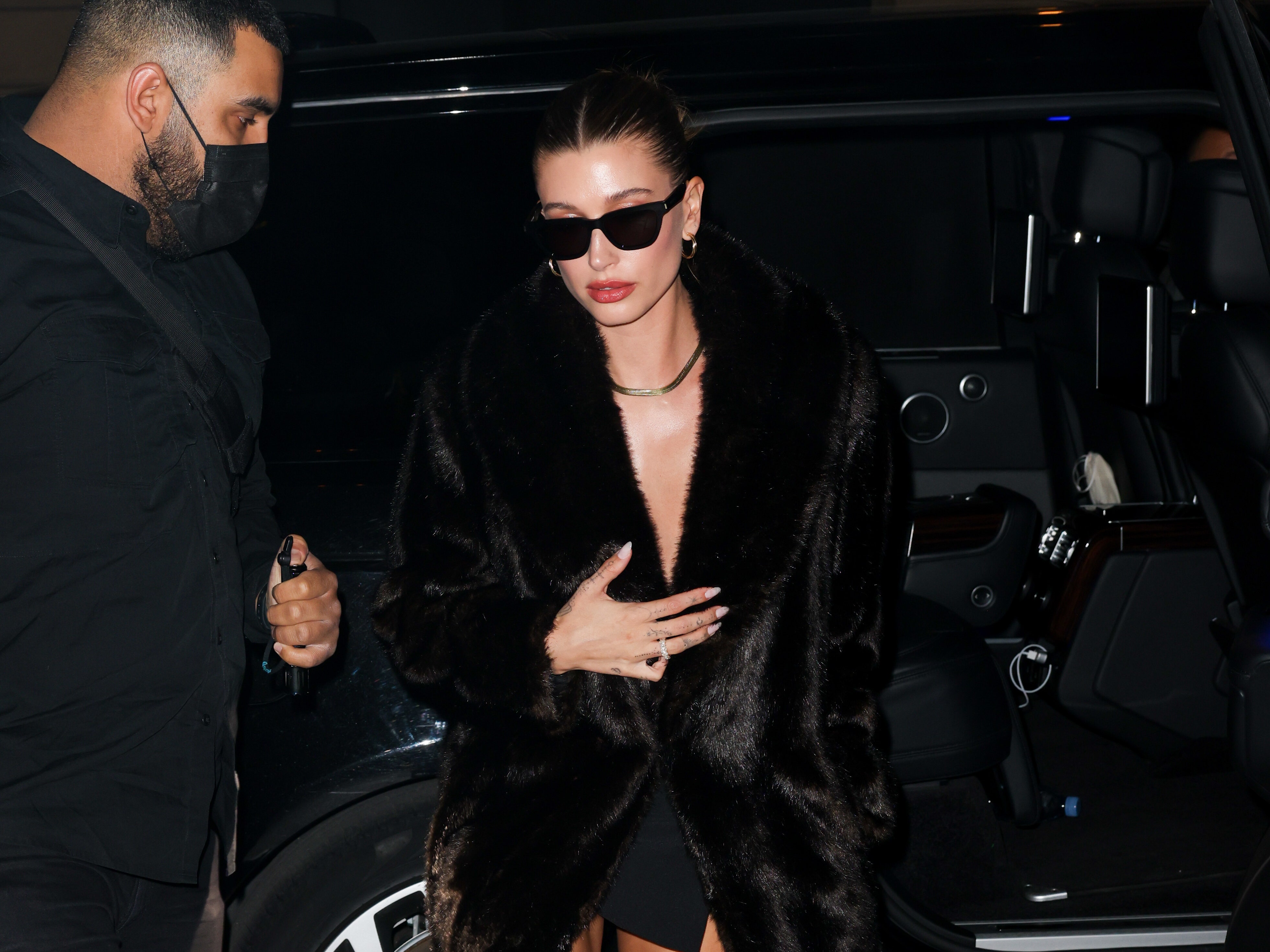 Đi muộn tuần lễ thời trang nhưng Hailey Bieber vẫn chiếm trọn sự chú ý