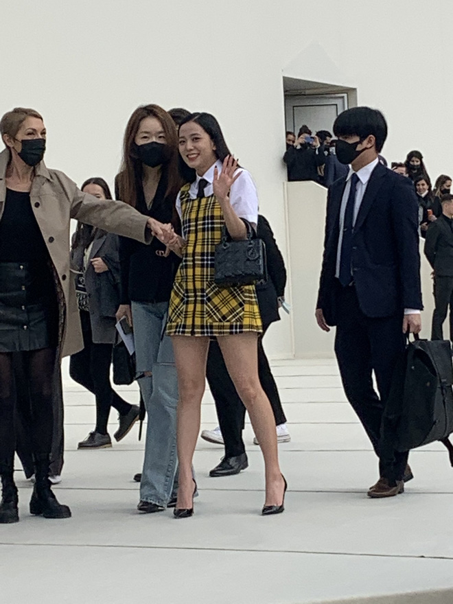 Chiếc váy yếm phối cùng với áo sơ mi và cà vạt của Jisoo khiến cho cô nàng trông như một cô gái công sở xách vội chiếc túi Lady Dior để đi show mà hoàn toàn không toát ra được khí chất của đại sứ thương hiệu lớn.