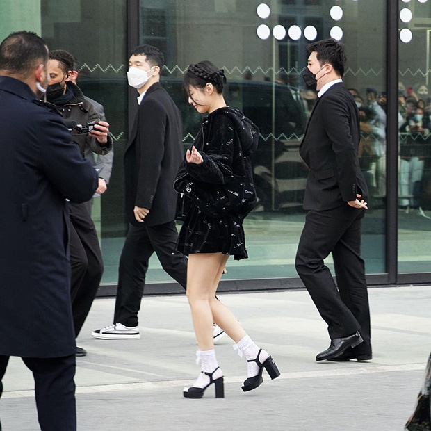 Dù đây không phải là bộ trang phục đẹp nhất của Jennie Kim khi tham gia show Chanel thì cô vẫn đủ sức thu hút sự chú ý từ công chúng.