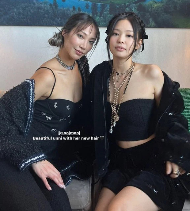 Jennie hội ngộ người chị em thân thiết - người mẫu nổi tiếng Park Soojoo. Hai ngôi sao đến từ Hàn Quốc đều diện các thiết kế tôn triệt để dáng đẹp đến từ Chanel. Với danh sách quen biết toàn nhân vật lớn trong ngành thế này, Jennie chứng minh tầm ảnh hưởng 'ở một đẳng cấp khác'