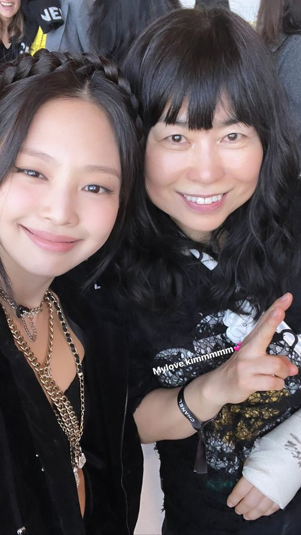Jennie chụp ảnh thân thiết với giám đốc mảng Sợi dệt may của Chanel Kim Young Seong. Ở những show trước, cô cũng chụp ảnh cùng nữ Giám đốc này