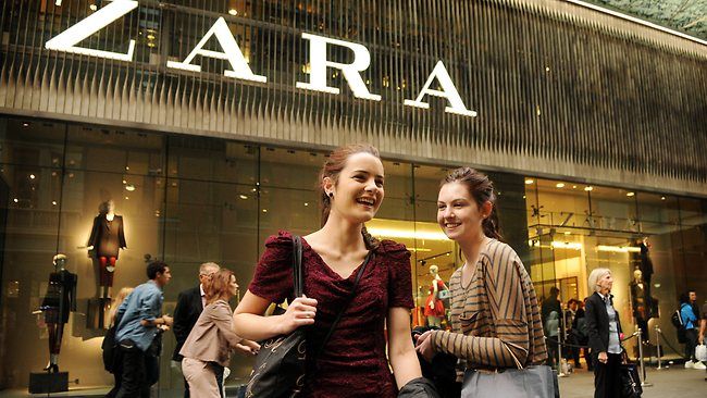 Tập khách hàng của Zara là những khách hàng trẻ tuổi, họ muốn nhìn sang chảnh nhưng không bị cháy túi vì mua sắm quá đà.