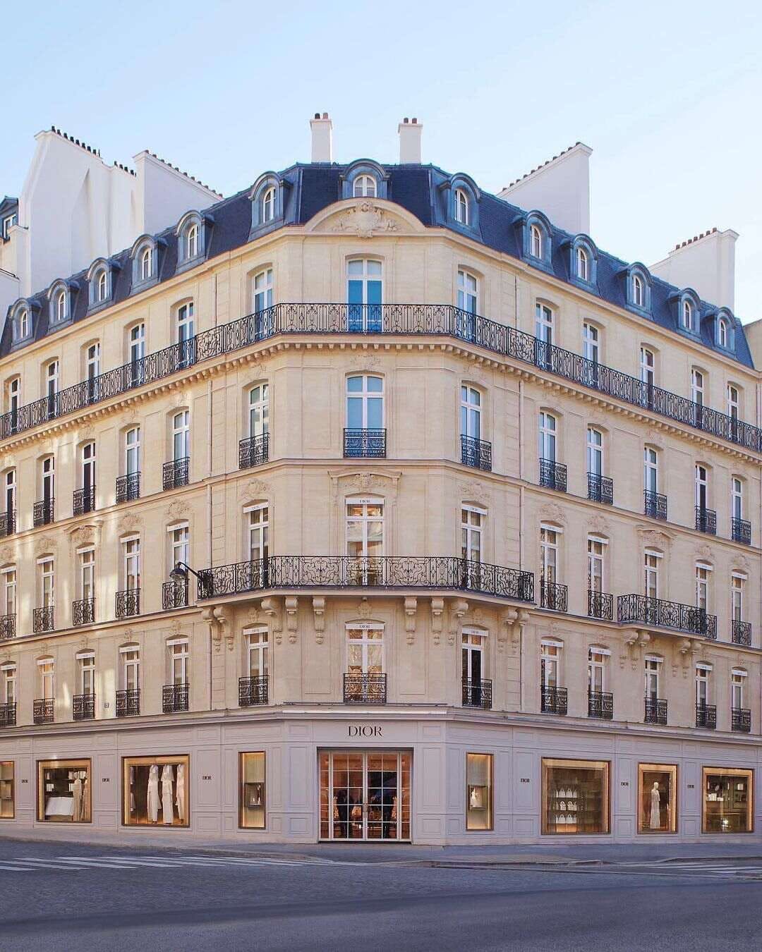 Bên ngoài cửa hàng flagship hoành tráng của Dior. Cửa hàng này có một khu vườn, viện bảo tàng, khách sạn, xưởng may.