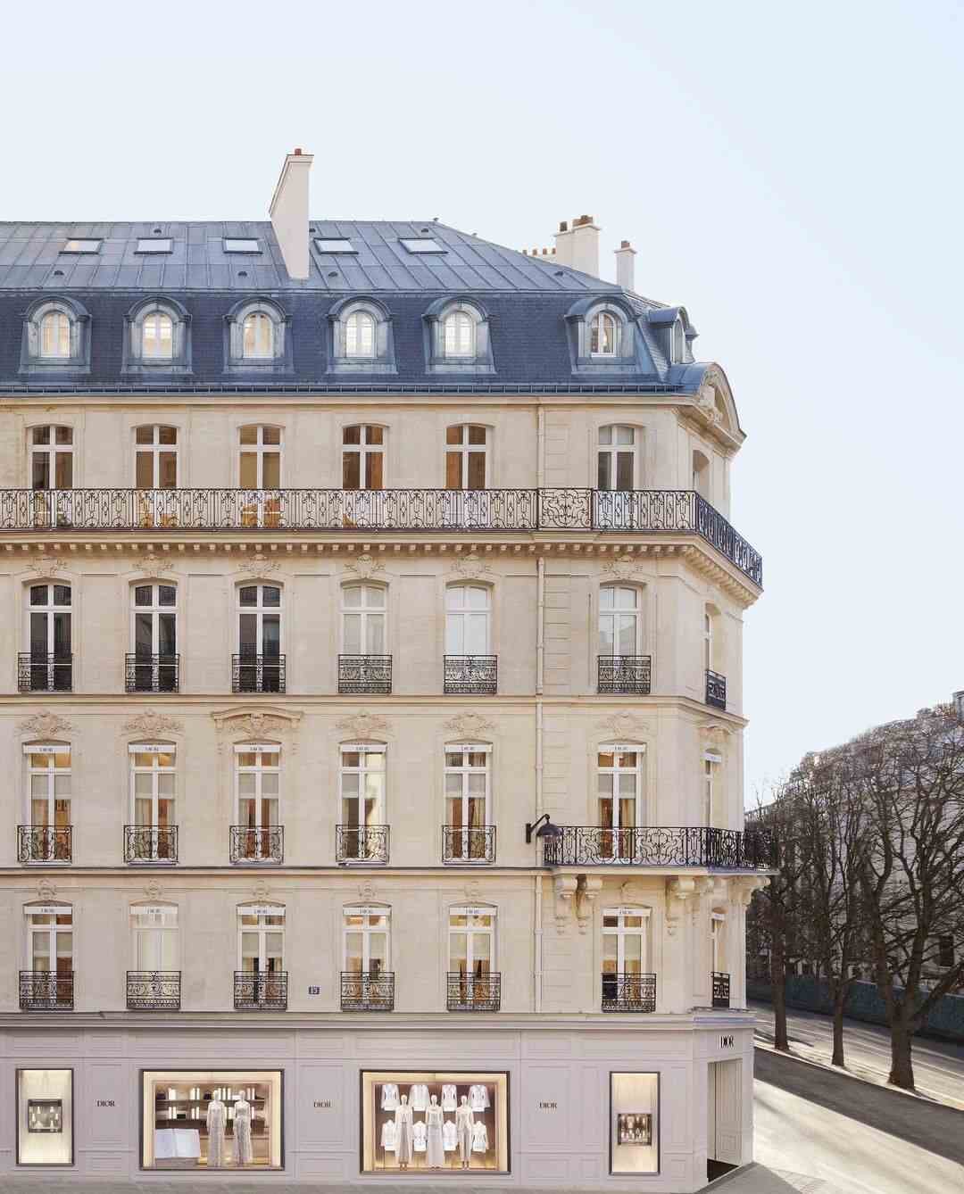Dior mở nhà hàng đầu tiên tại Paris. Nhà hàng này nằm trong khuôn viên 10.000 m2 của cửa hàng Dior flagship