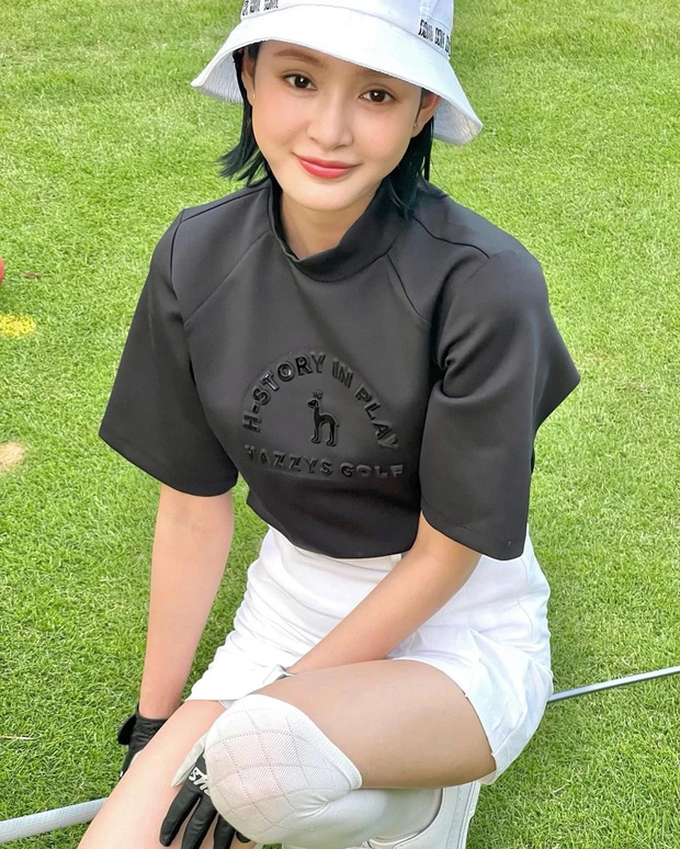 Netizen vốn rất ngưỡng mộ khi có tuổi đời rất trẻ mà Hiền Hồ đã đủ khả năng chi trả cho bộ môn golf đắt đỏ này.