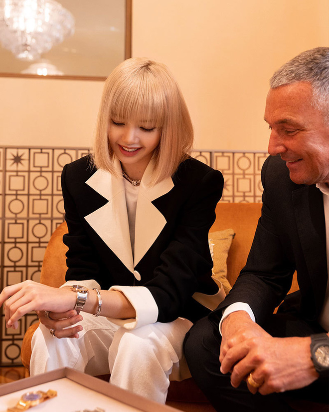 Trong chuyến đi tới Ý, Lisa BLACKPINK đã đeo một bộ trang sức có giá 19 tỷ đồng, tương đương với một căn biệt thự hạng sang!