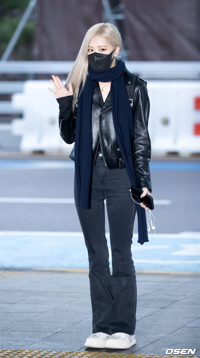 Xuất hiện tại sân bay Incheon, Rosé chọn một bộ đồ cực kỳ tối giản với áo khoác da, quần jeans ống loe và giày thể thao. Trông cô nàng như một cô sinh viên. Dù vậy, nhan sắc của cô nàng vẫn cực kỳ tỏa sáng.
