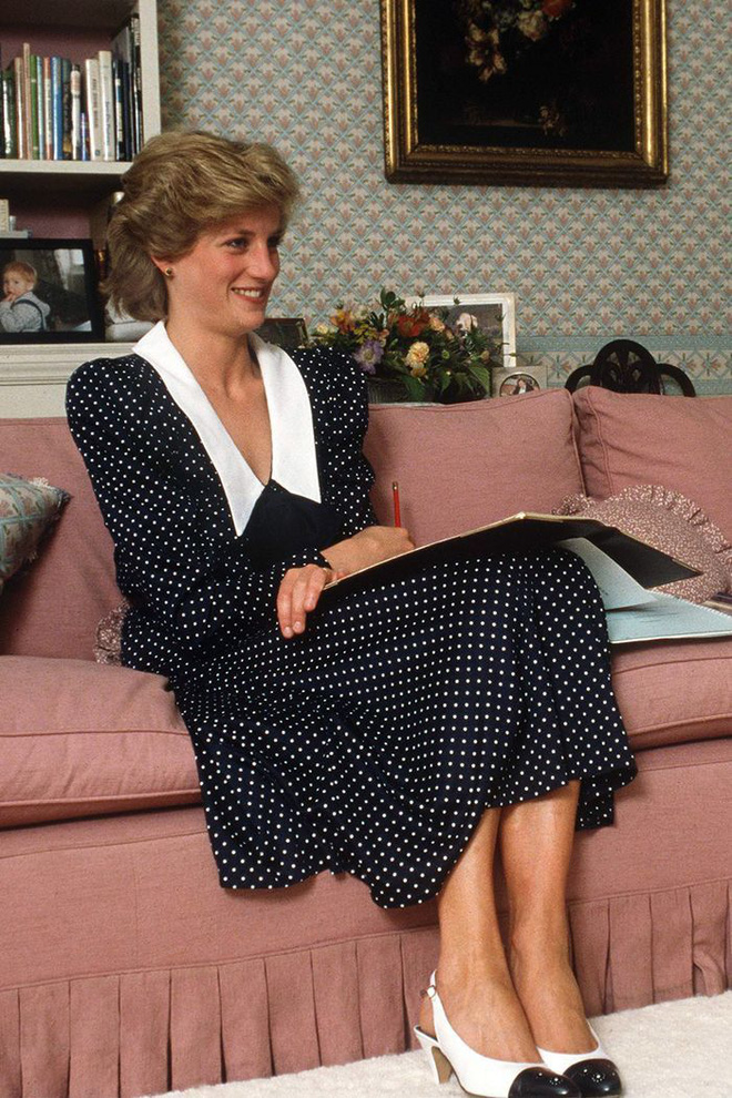 Cách lên đồ của hai thế hệ phụ nữ Hoàng gia Anh cũng khá tương đồng. Cố Công nương Diana từng diện một chiếc váy chấm bi trắng nền xanh navy tương tự, chỉ khác ở thiết kế phần cổ và đường bo tròn ở tay váy.