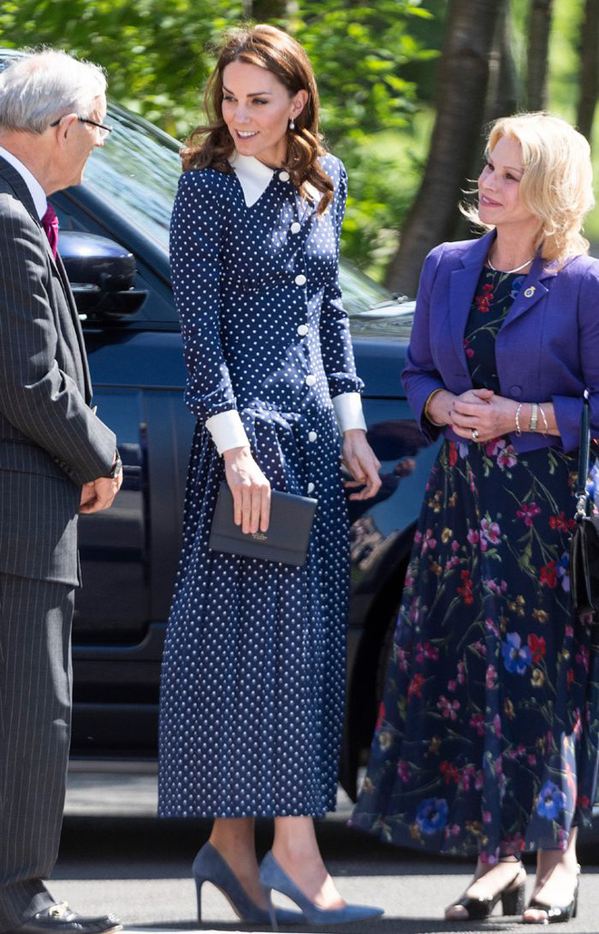 Chiếc váy có chiều dài đến tận mắt cá chân, vô cùng kín đáo. Hình ảnh hôm đó của Kate vô cùng xinh đẹp, đúng chuẩn một biểu tượng thời trang thanh lịch của Anh quốc.