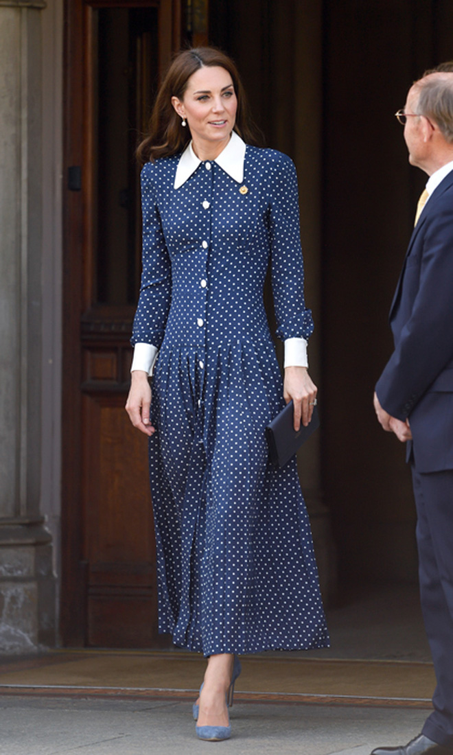 Công nương Kate Middleton ăn mặc kín đáo đúng chuẩn Hoàng gia. Trong đó, họa tiết chấm bi vốn trường tồn với thời gian và được nhiều thành viên Hoàng tộc ưa chuộng được bà mẹ 3 con vô cùng yêu thích.