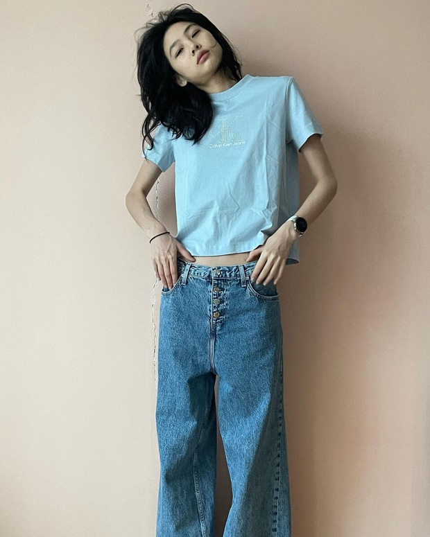 Mới đây Jung Ho Yeon đã có bộ ảnh kết hợp cùng Calvin Klein. Cô nàng diện một trang phục mang hơi hướng thập niên 90: Áo croptop và quần jeans ống loe