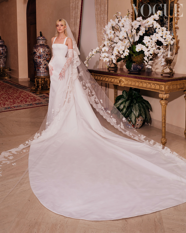 Trong ngày trọng đại, cô dâu Nicola Peltz đã chọn cho mình một thiết kế tối giản đầy tinh tế của Valentino Haute Couture.
