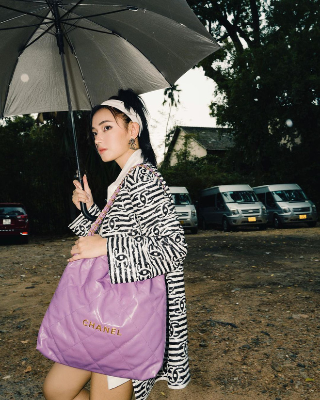 Châu Bùi xứng danh fashionista số 1 Việt Nam khi đã nhanh tay sở hữu chiếc It Bag của Chanel. Cô nàng chọn màu tím hồng .