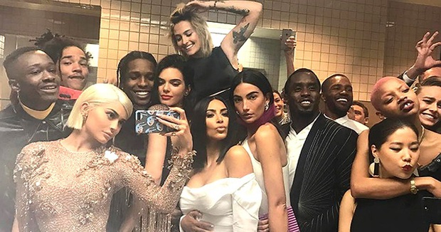 Năm 2017, Kendall và Kylie là người khơi ra việc chụp ảnh tự sướng trong nhà vệ sinh. Nên biết rằng, việc chụp ảnh selfie là một hành động bị cấm tại sự kiện thời trang danh giá nhất thế giới.