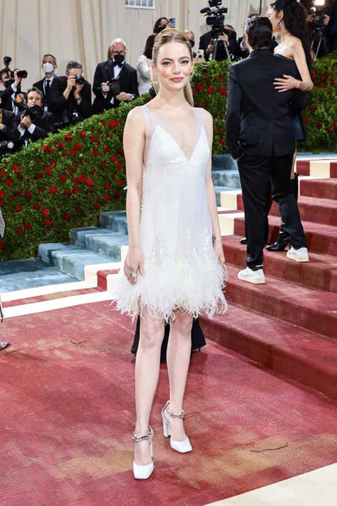 Emma Stone với outfit lấy cảm hứng từ vở ballet 'Hồ Thiên Nga' - nhẹ nhàng, nữ tính và... chấm hết!