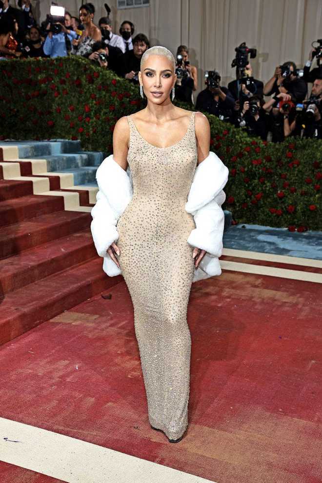 Từ một ngôi sao bị hắt hủi, Kim Kardashian đã dần trở thành ngôi sao của làng thời trang thế giới. Trong lần xuất hiện tại Met Gala 2022, Kim đã tái hiện lại hình ảnh của Marilyn Monroe. Được biết, bộ váy này có giá 5 triệu đô.