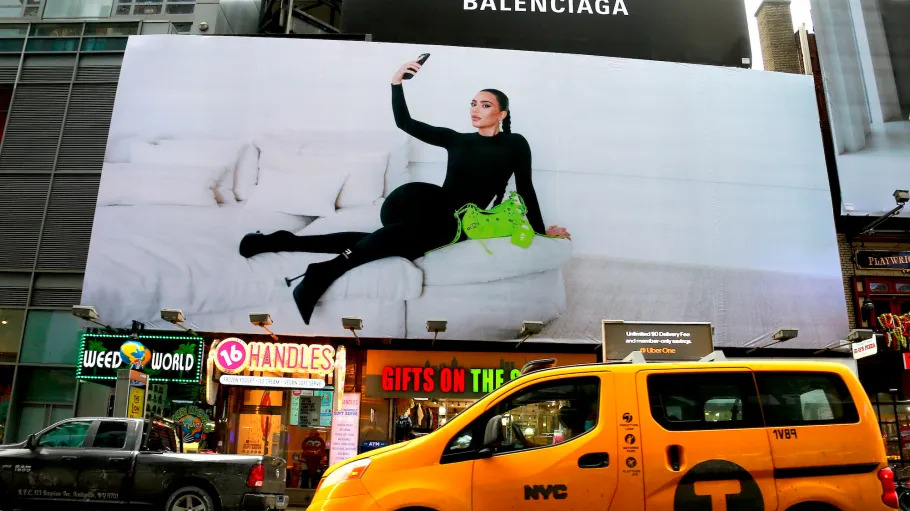 Balenciaga là thương hiệu thời trang cao cấp được nhắn tới nhiều nhất trong quý I năm 2022. Đóng góp cho sự thành công của thương hiệu là màn kết hợp với Kim Kardashian, Justin Bieber. Show diễn tại tuần lễ thời trang Thu Đông 2022 tại Paris cũng là một điểm sáng của thương hiệu.