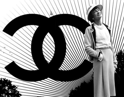 Bộ phim sẽ lấy bối cảnh vào thời kỳ Đức quốc xã chiếm đóng Paris. Tác phẩm sẽ kể về thời điểm Dior lăm le chiếm lấy vị trí độc tôn trong ngành thiết kế thời trang cao cấp của Chanel vào thời điểm đó.