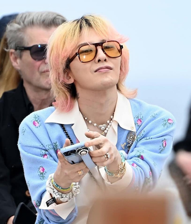 G- Dragon và mái tóc tại show Chanel khiến nhiều người thắc mắc rằng phải chăng anh đang dỗi hờn stylist?