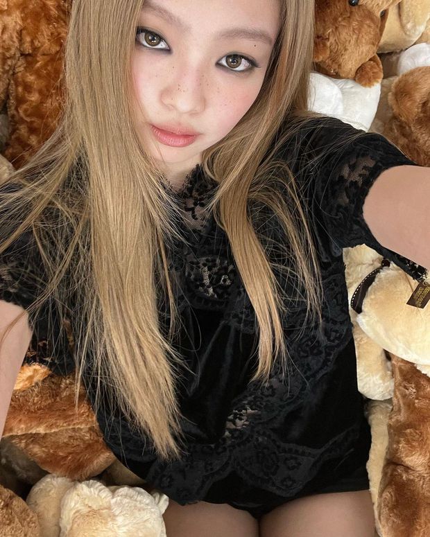 Jennie tung ảnh họa báo chưa chỉnh sửa: Chanel sống là đây!  - Ảnh 5