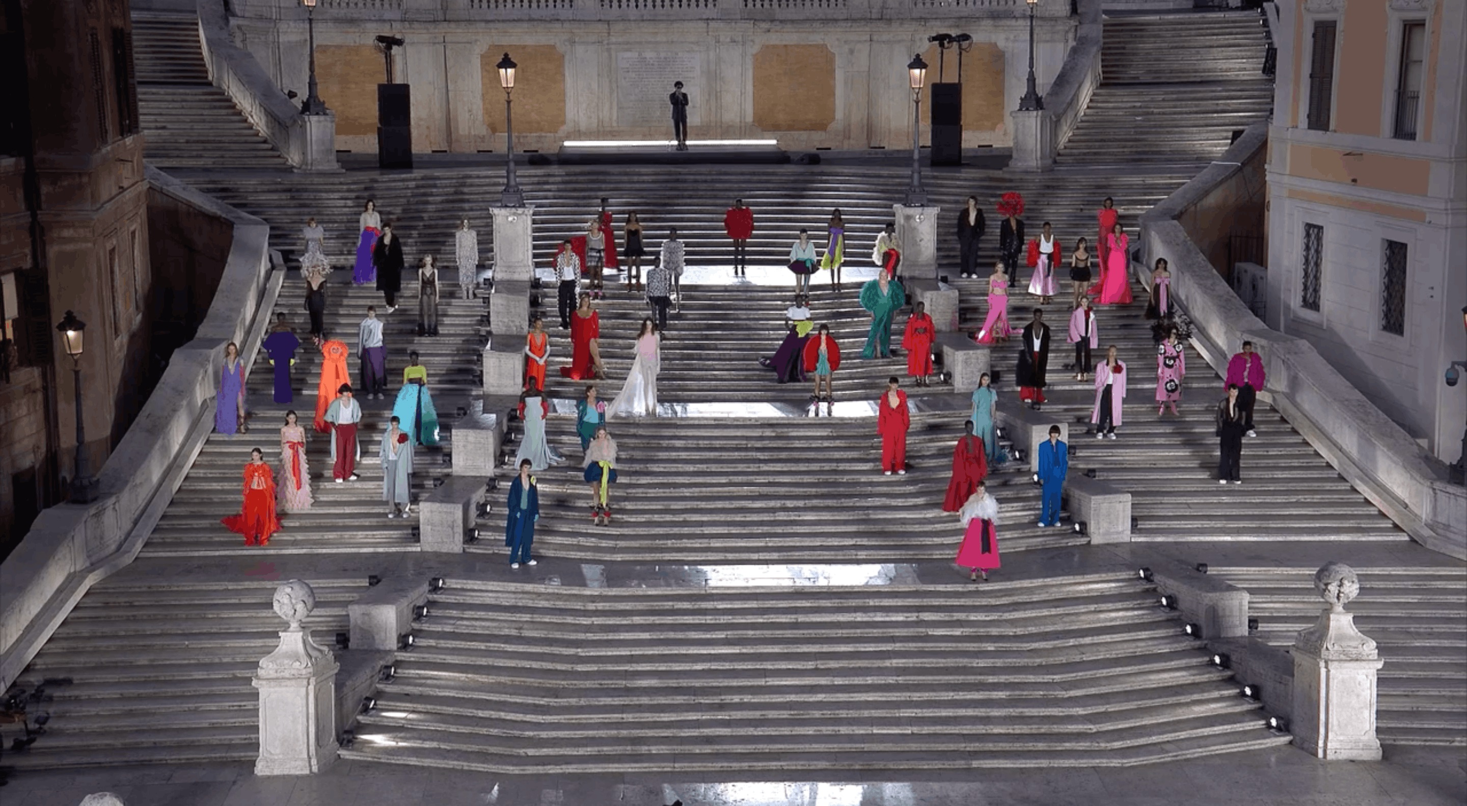 Dior kiện Valentino