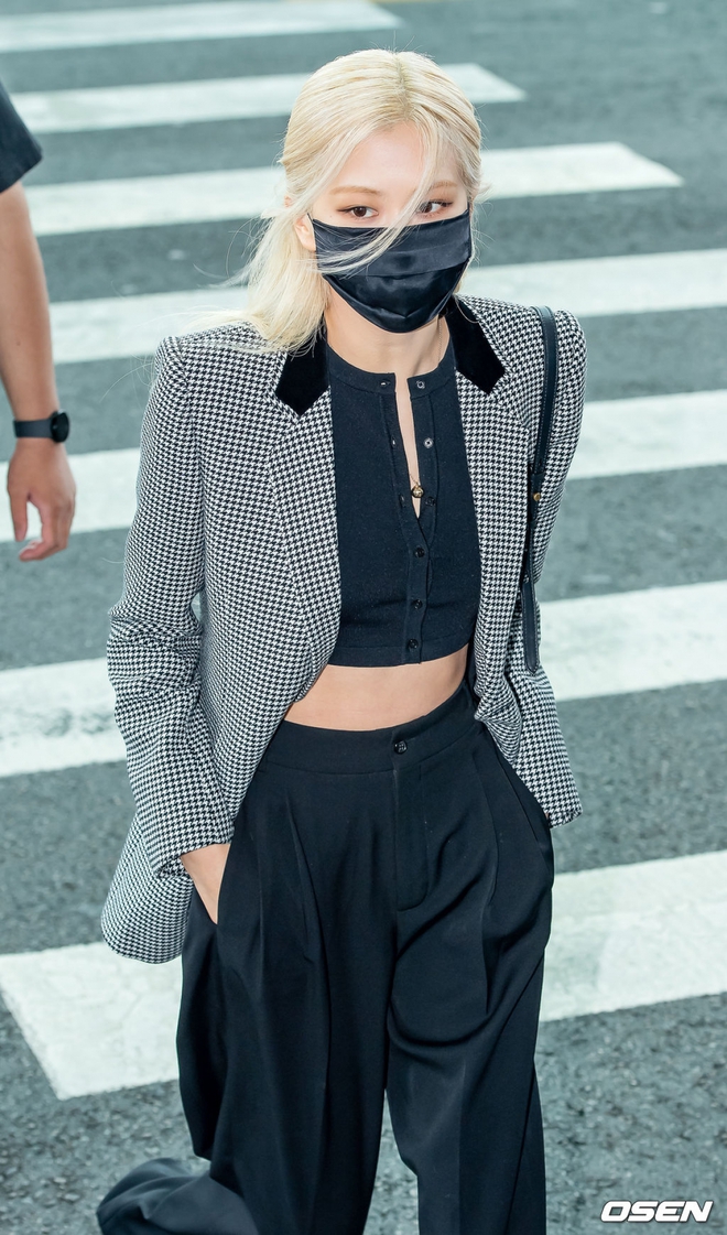 Phong cách thời trang Rosé chất chơi nhờ vào 5 cách phối đồ này  - Ảnh 4